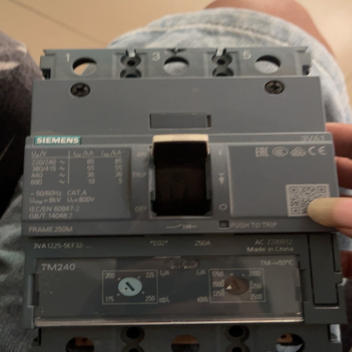 3VA1225-5EF32-0AA0塑壳开关成色九新以询价
