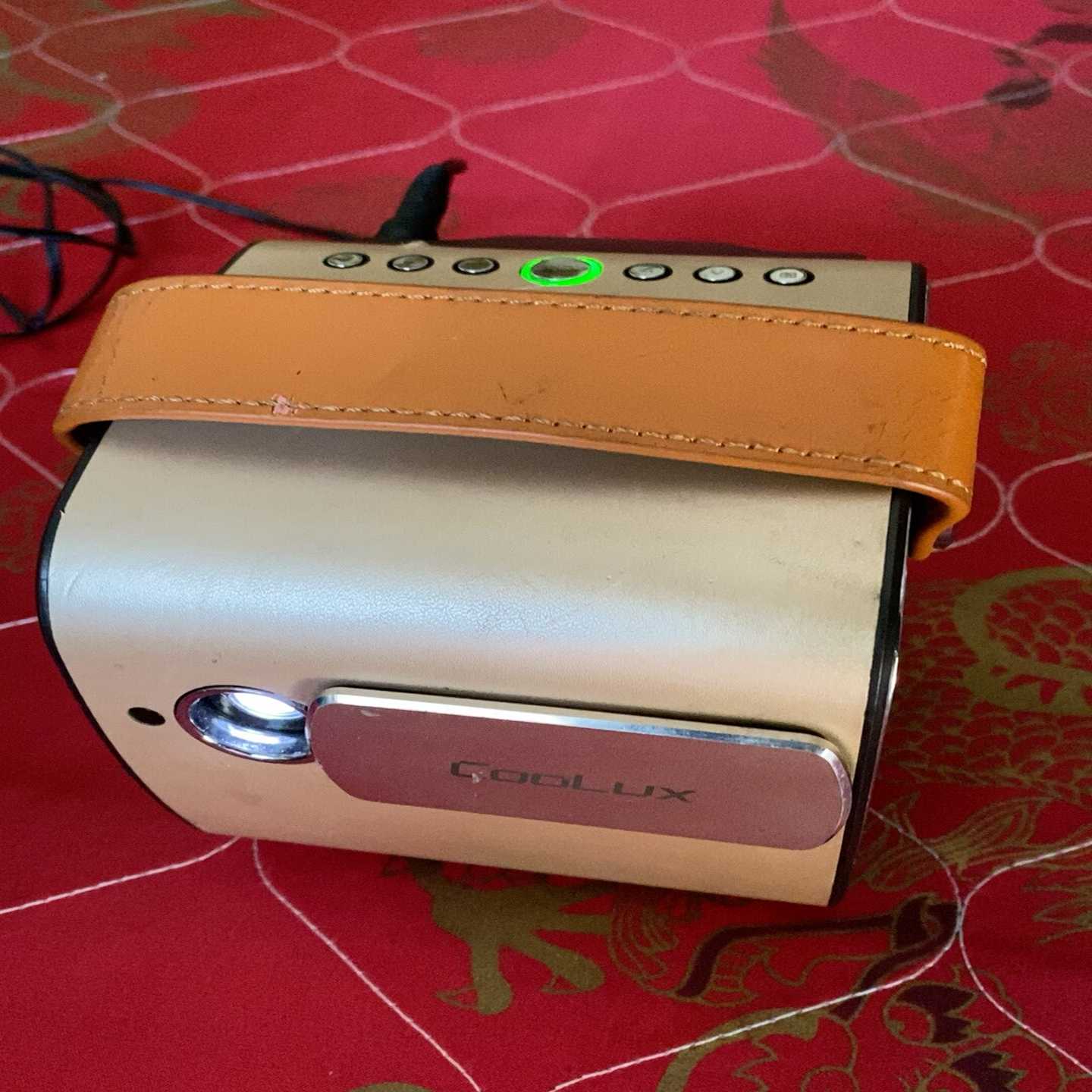 酷乐视R4mini投影仪，功能正常，9成新，电源遥控齐全，现--议价