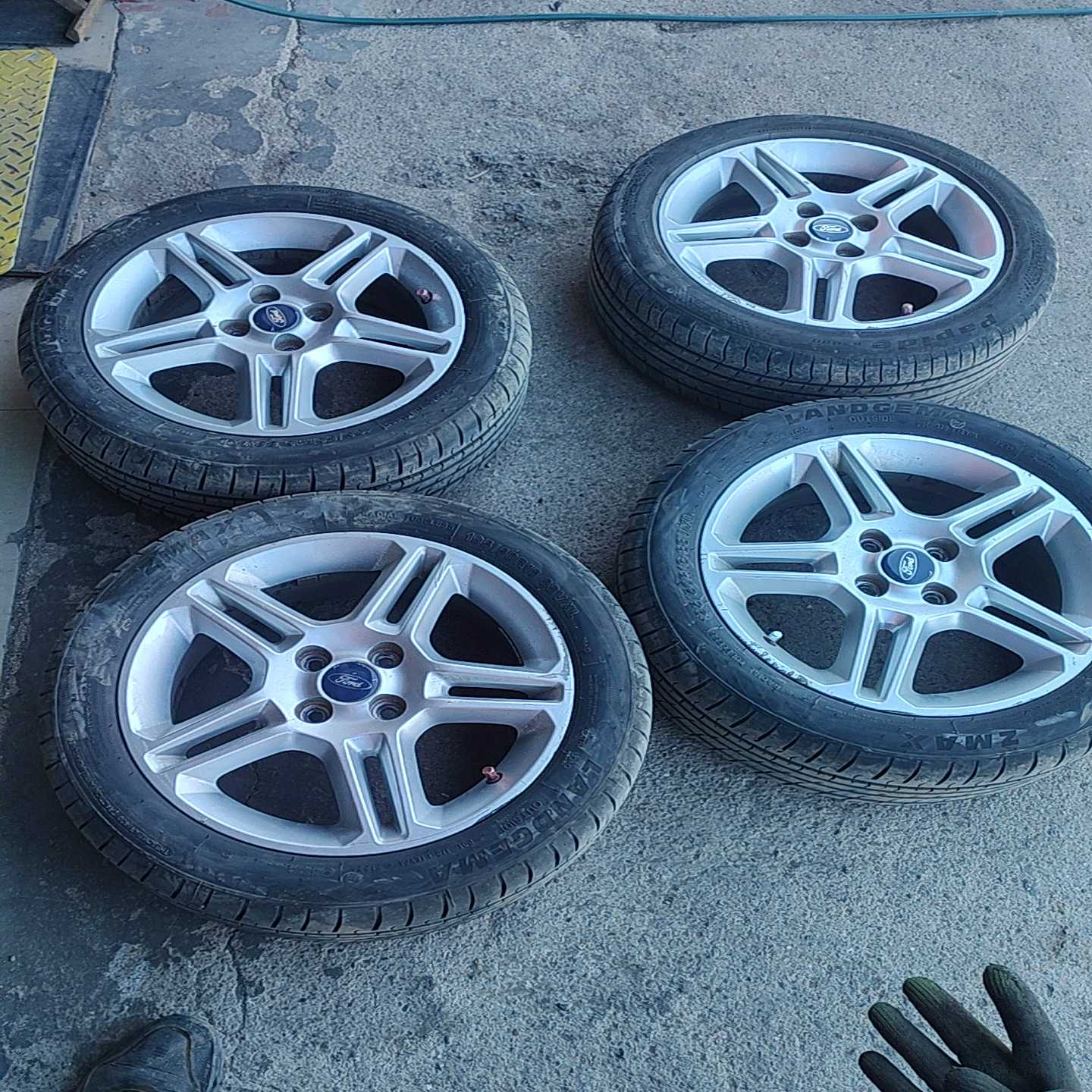 福特嘉年华16寸铝合金轮毂，一套四只，几乎全新。适配195/--议价