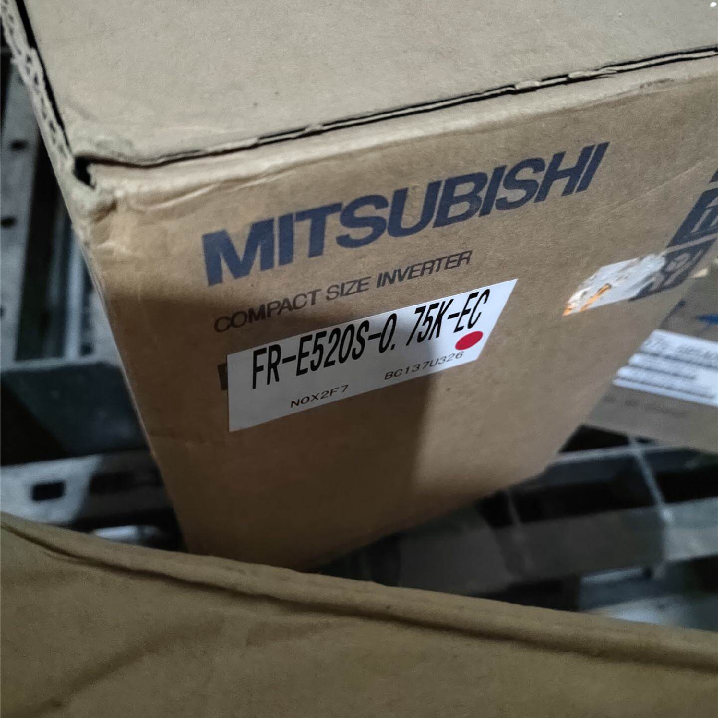 议价FR-E520S-0.1K/0.2K/0.4K/0.75K/1.5K/2.2K/3.7K/5.5K/7.5K变 - 实物图