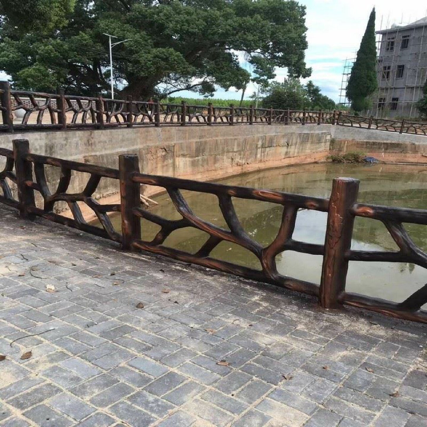 水泥仿木桩树皮栅栏混凝土围栏护栏隔离栏水泥仿木护栏围墙护栏厂