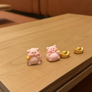 一锭暴富车载摆件治愈系元 饰 宝猪猪中控屏树脂公仔男女可爱车内装