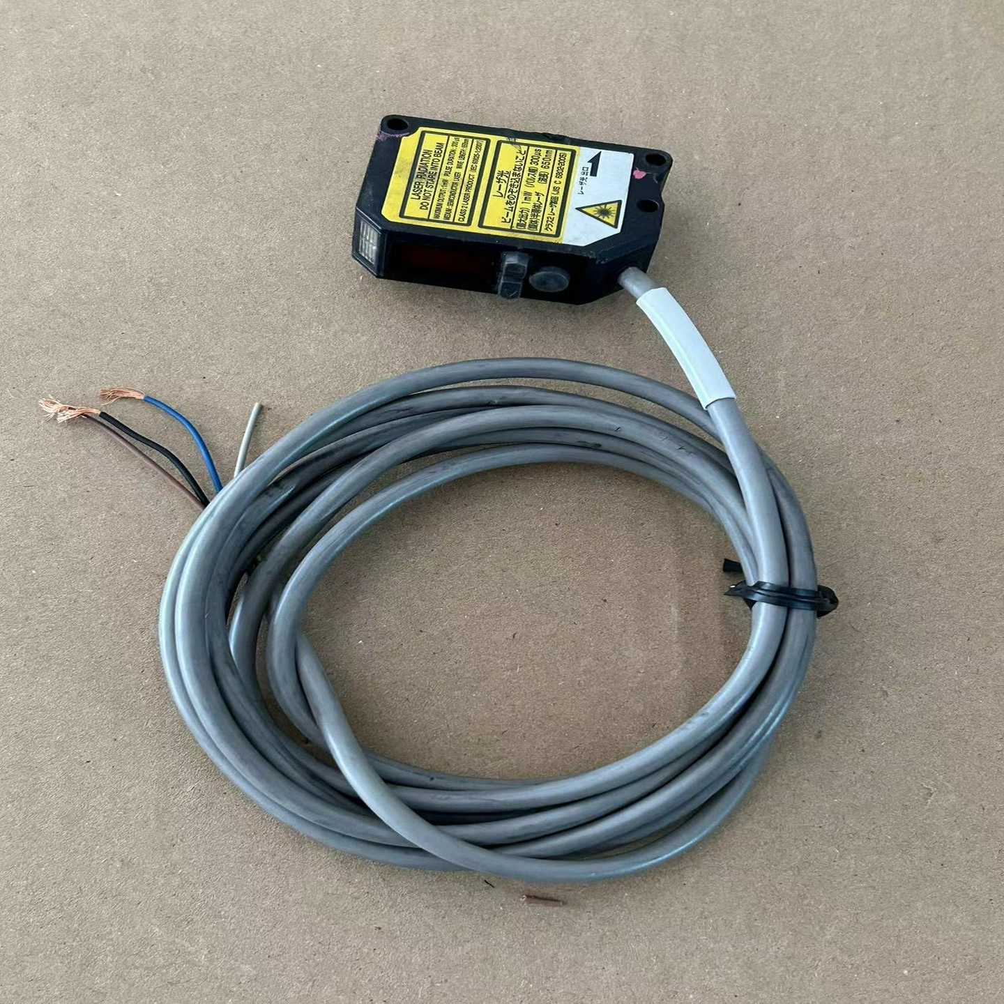 日本神视激光传感器EQ-L401数显漫反射光电开关--议价商品