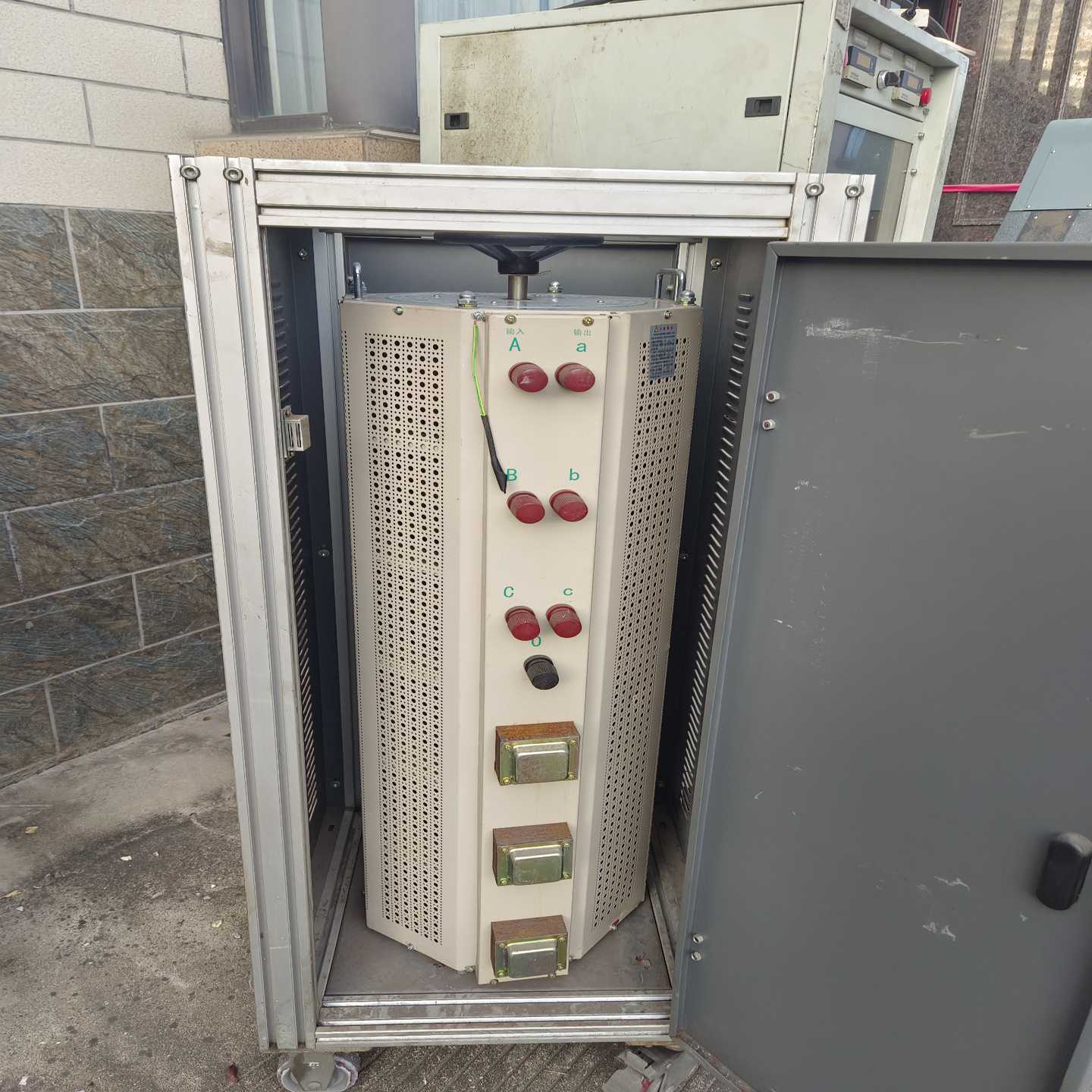 急出有2个三相接触式调压器，型号TSGC2J-30，输入电压--议价商品