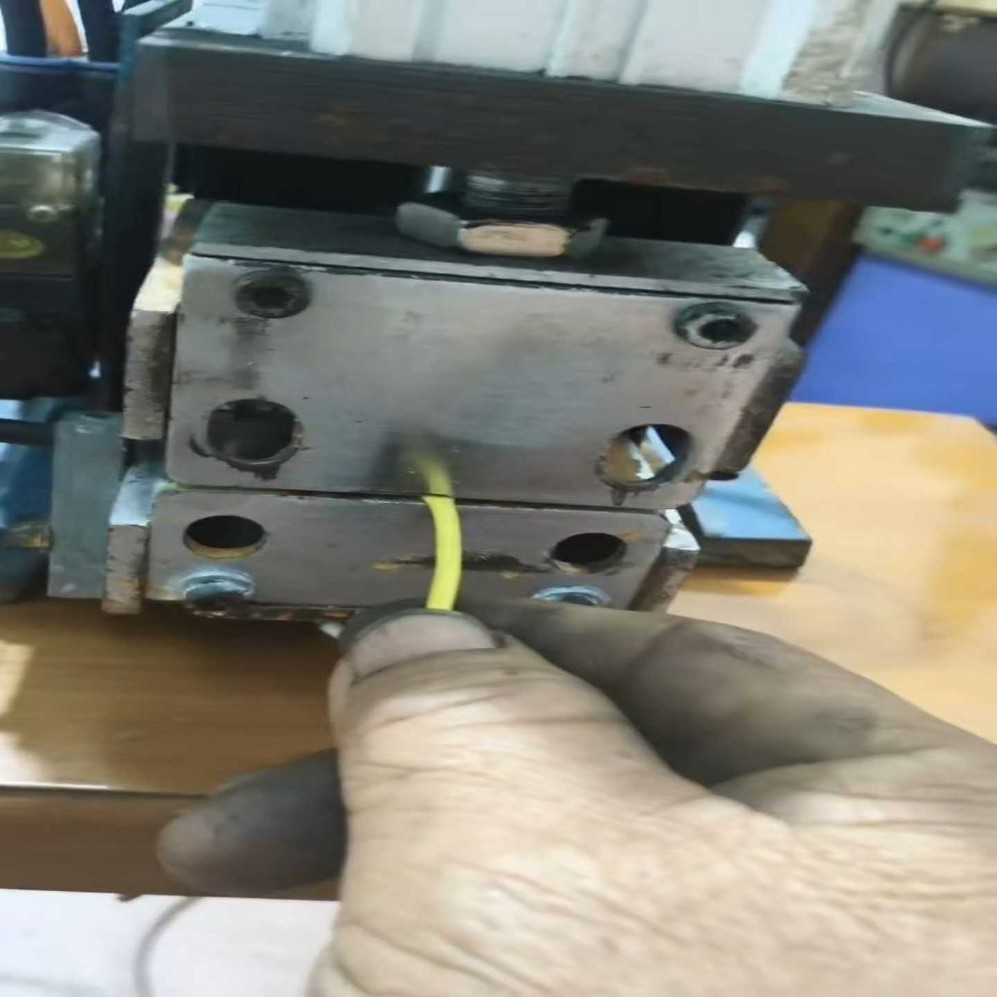 3F气动剥皮机，蓝色机身，带气动系统和剥线装置。--议价商品