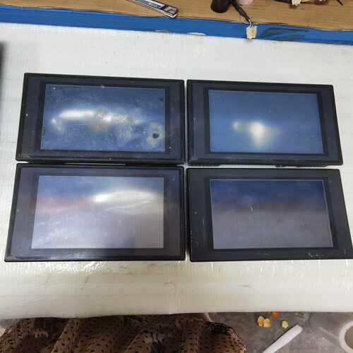 基恩士触摸屏 4个，VT2-8TB，成色如图，，功能~询价