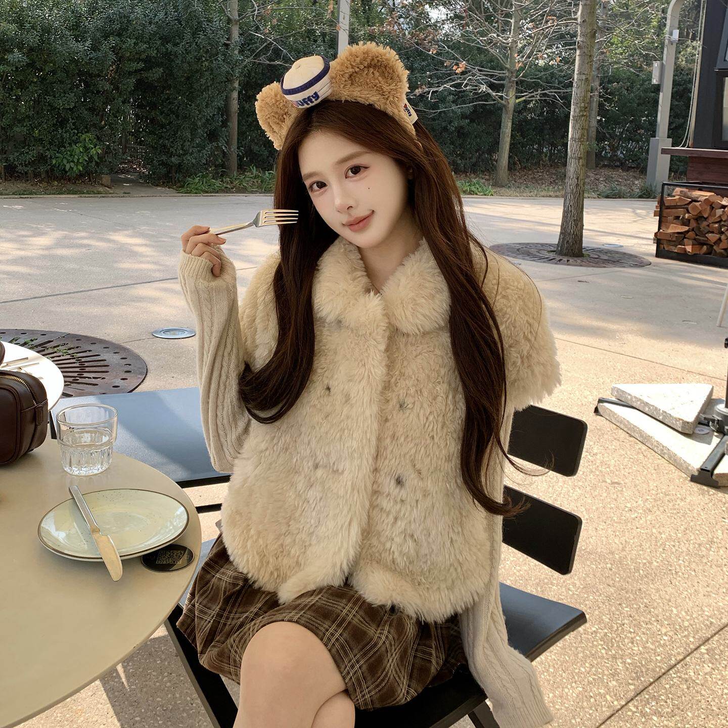 皮毛一体环保皮草马甲女2025冬季新款仿羊羔毛坎肩毛绒绒斗篷外套