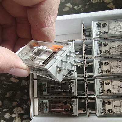 插拔式继电器，型号RXM2CB2P7,共7盒，~询价