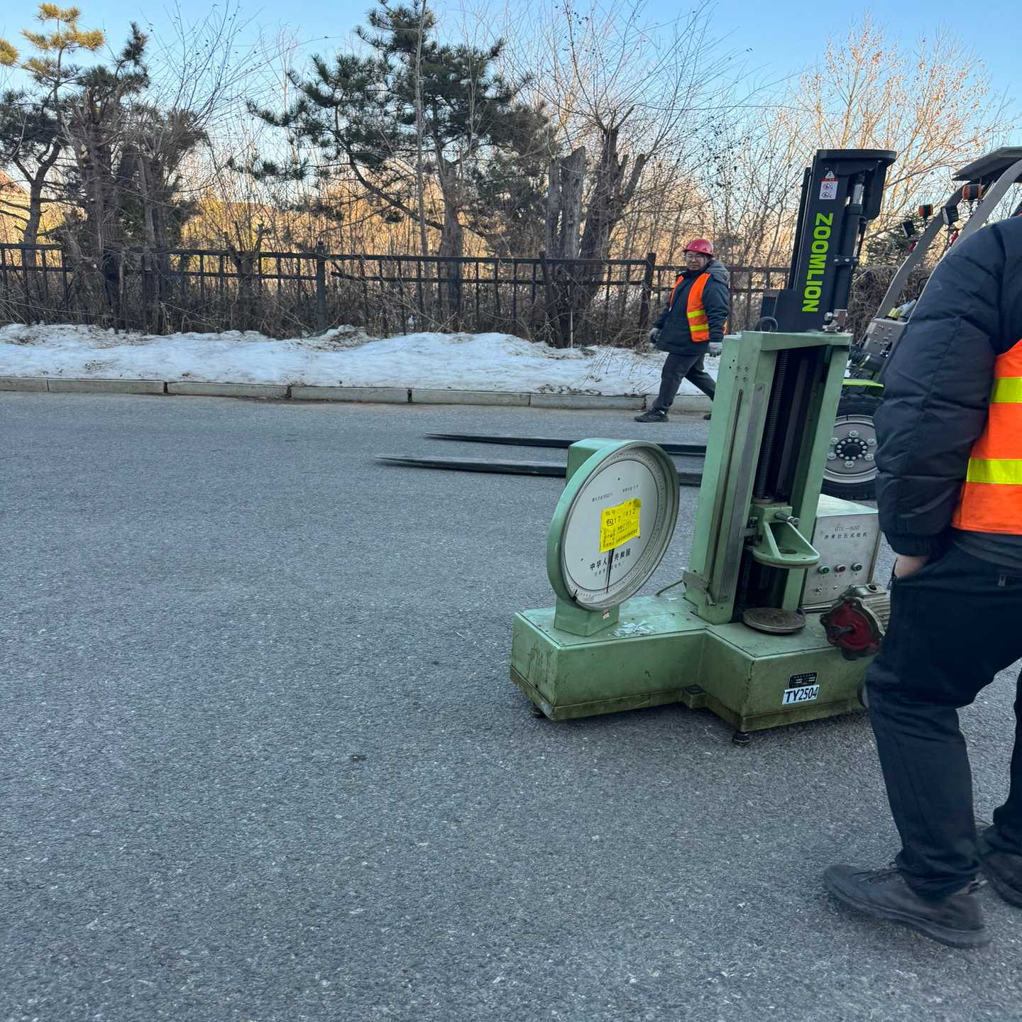 弹簧压力试验机，机床厂用不上了，便宜处理，要的聊--议价商品