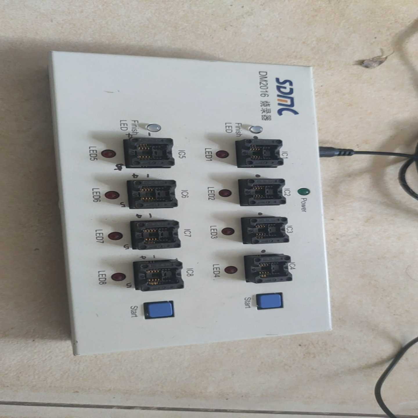 议价DM2016烧录器，仅有一个能通电，指示灯闪。成色如图不包邮