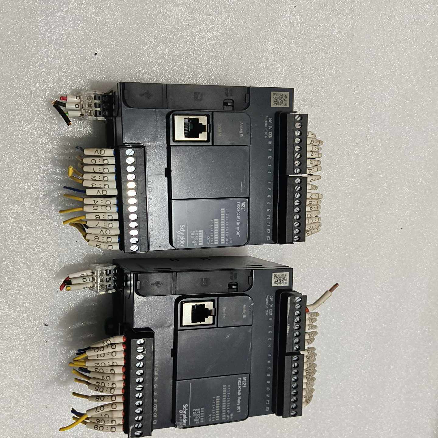 询价施耐德PLC模块TM221C24R，正品拆机实物图，功能包