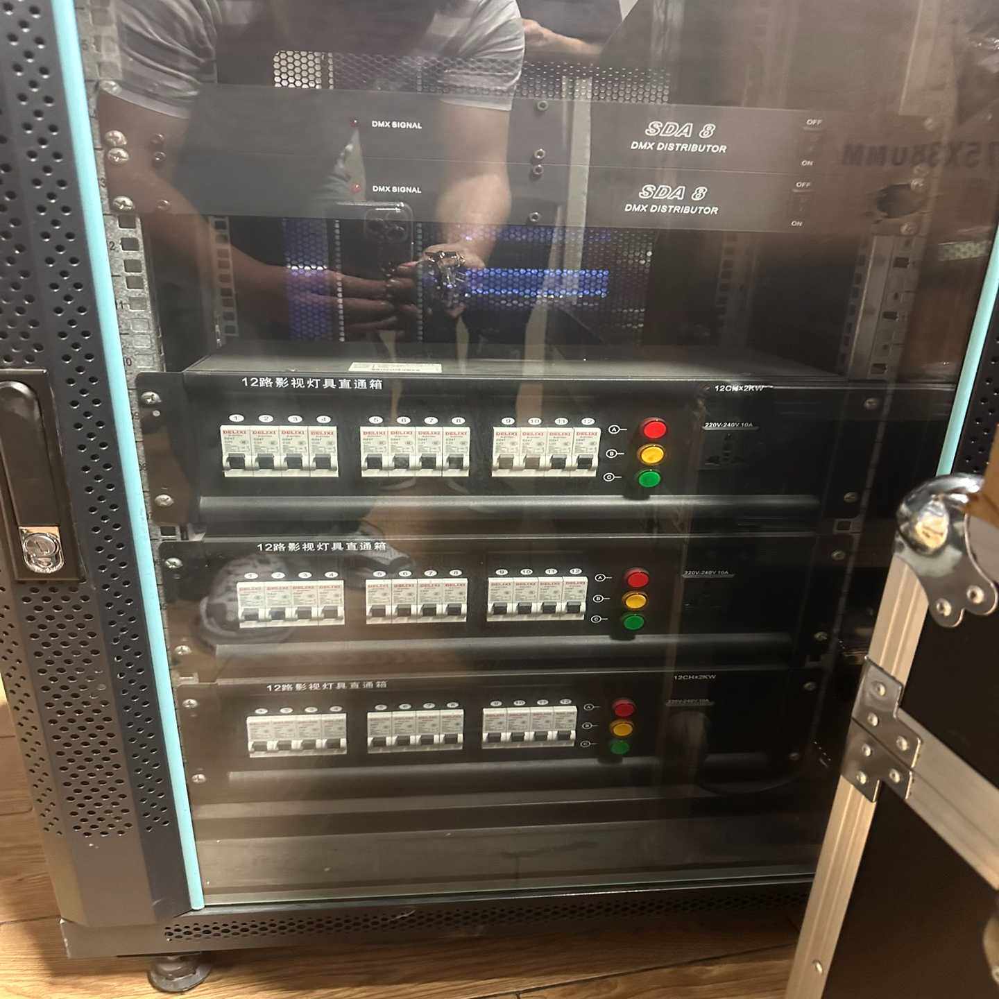 1套12路影视灯光直通箱，带机柜一起，如图，可以接入三相电~