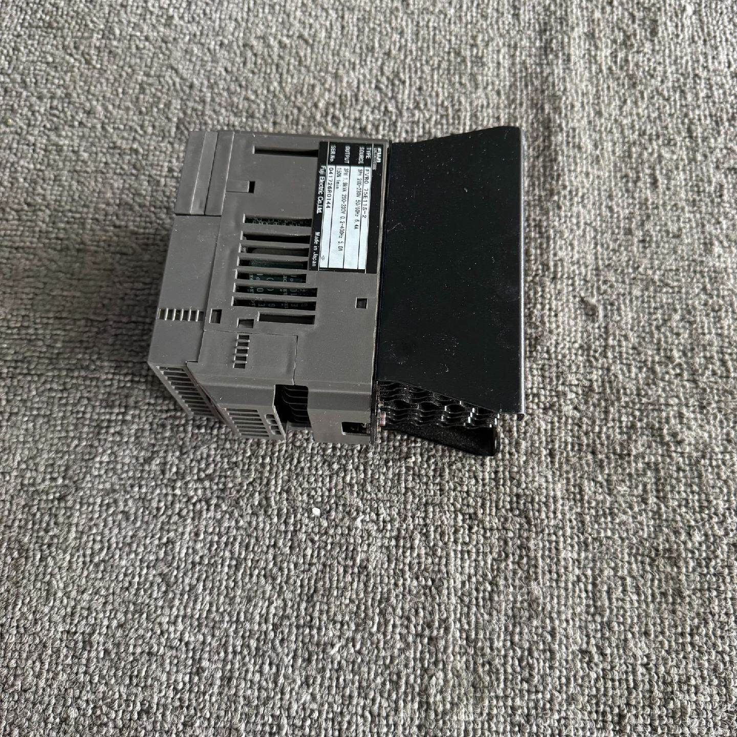 富士变频器FVR-E11，三相220V，0.75KW功率，原--议价商品