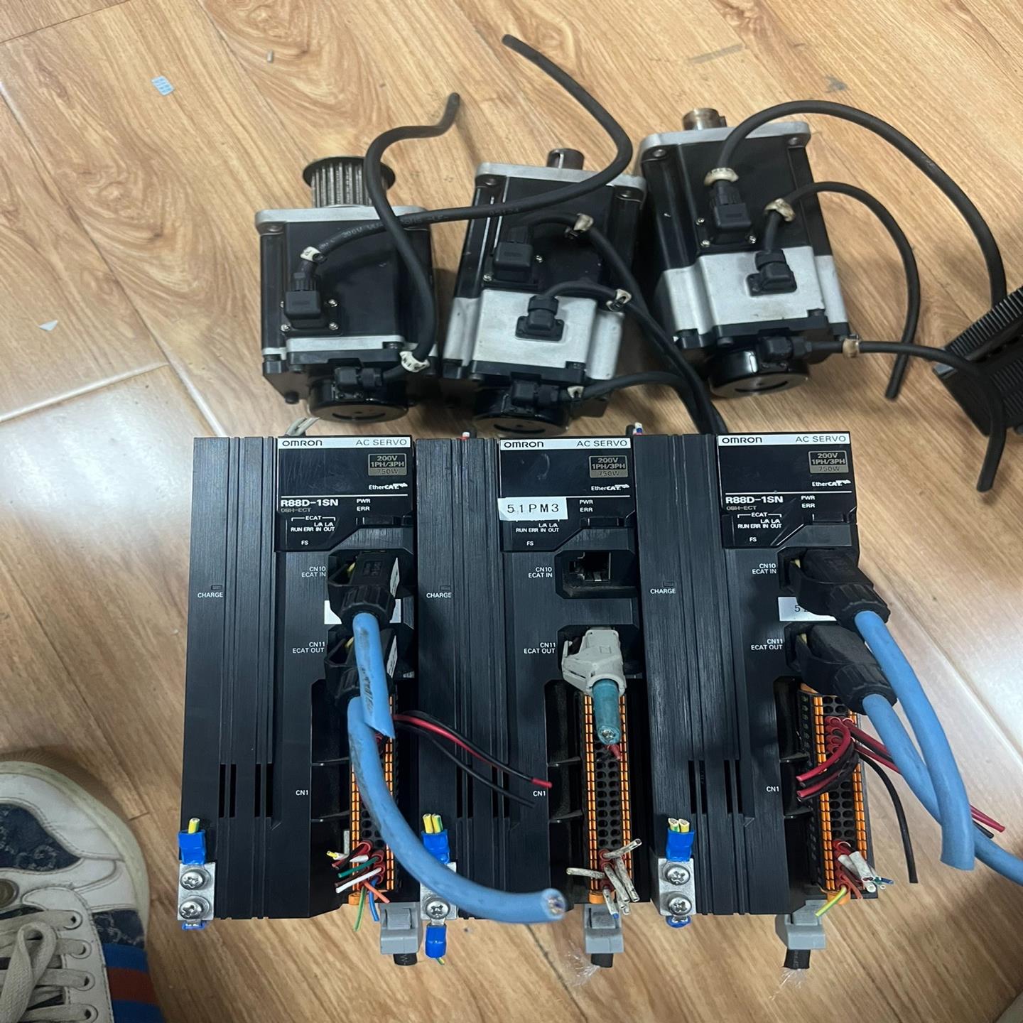 R88D-1SN08H-ECT R88M-1M75030T-；议价