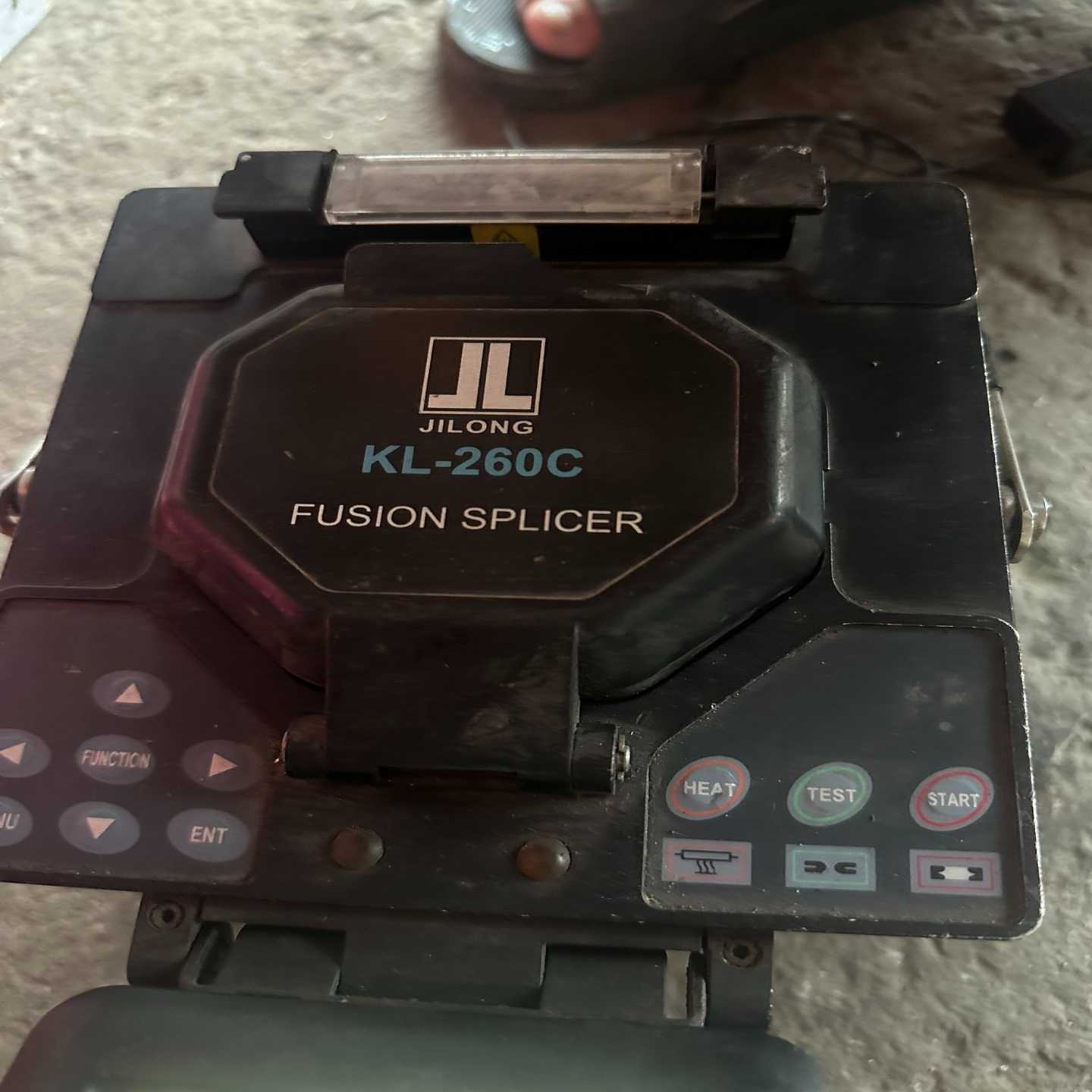 议价吉隆光纤熔接机，可以开g机。当配件用，售出不退。现货/维修