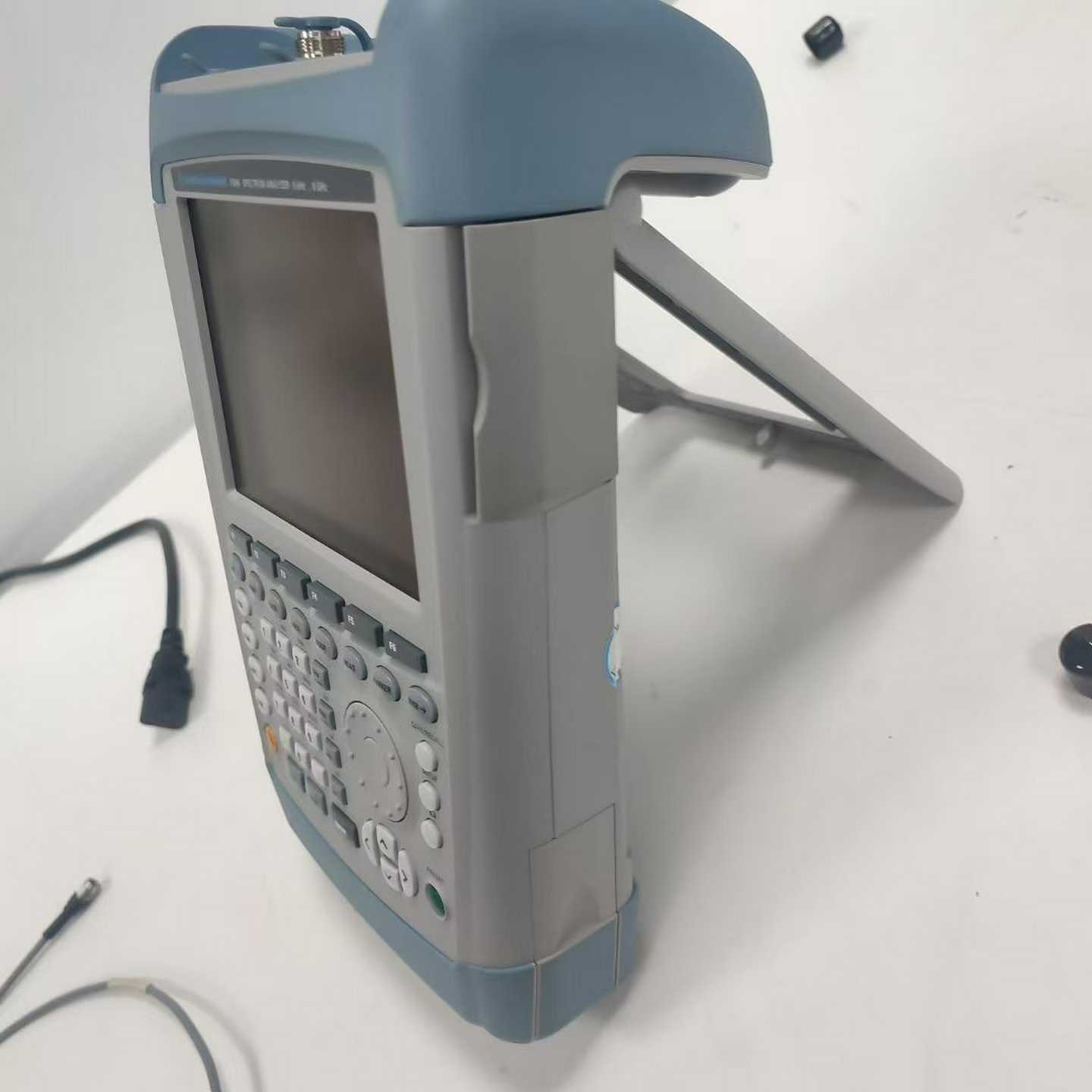罗德与施瓦茨FSH8手持频谱分析仪，9kHz-8GHz频率范--议价商品
