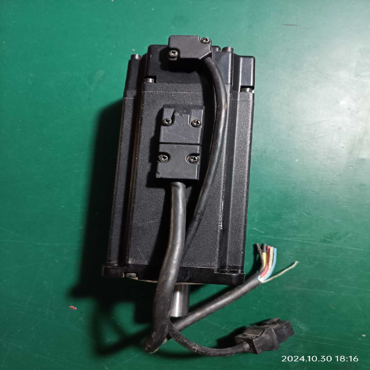 议价施耐德伺服电机BCH0802O12F1C750W拆机