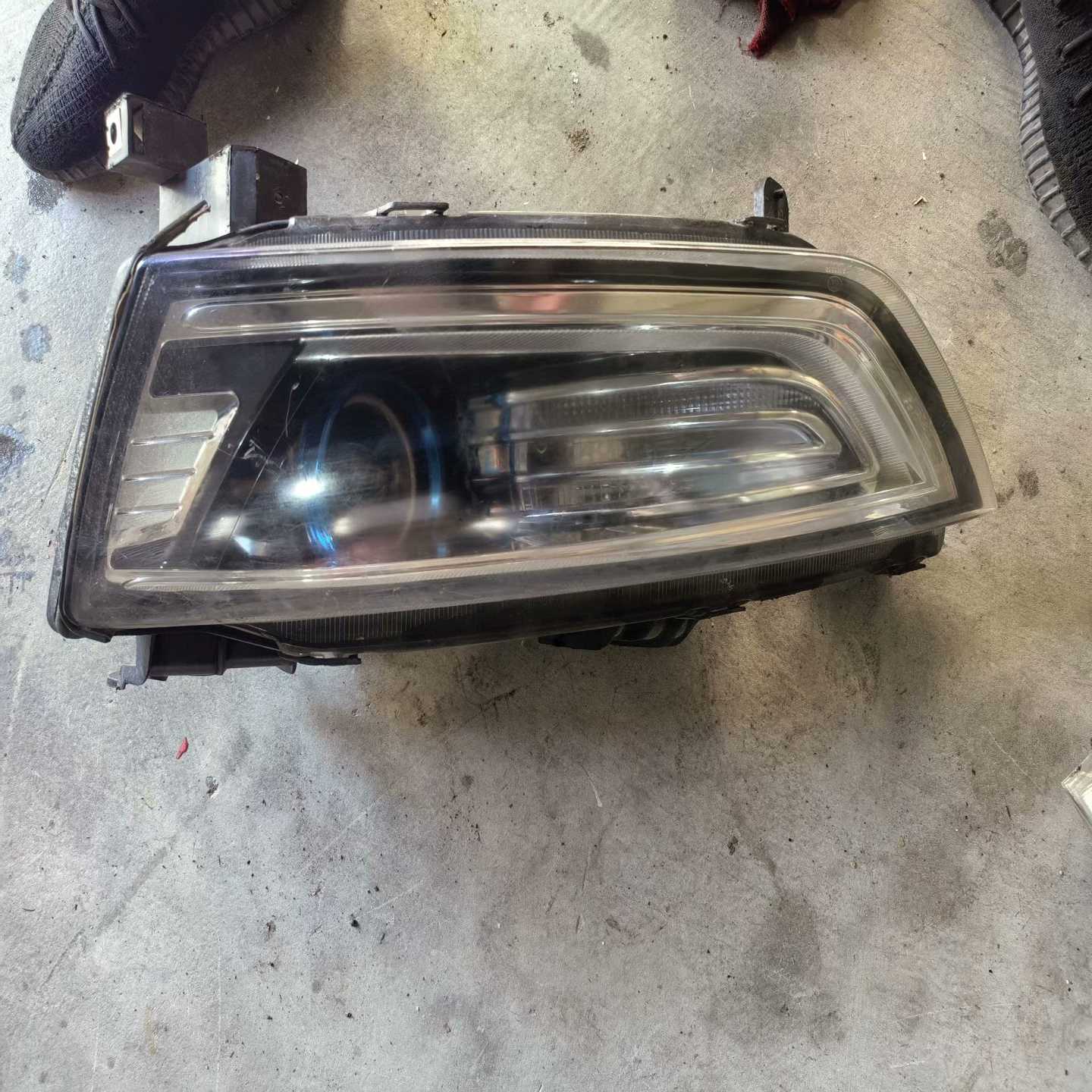 众泰SR7原装拆车大灯总成，卤素光源，带日行灯，功能正常。灯--