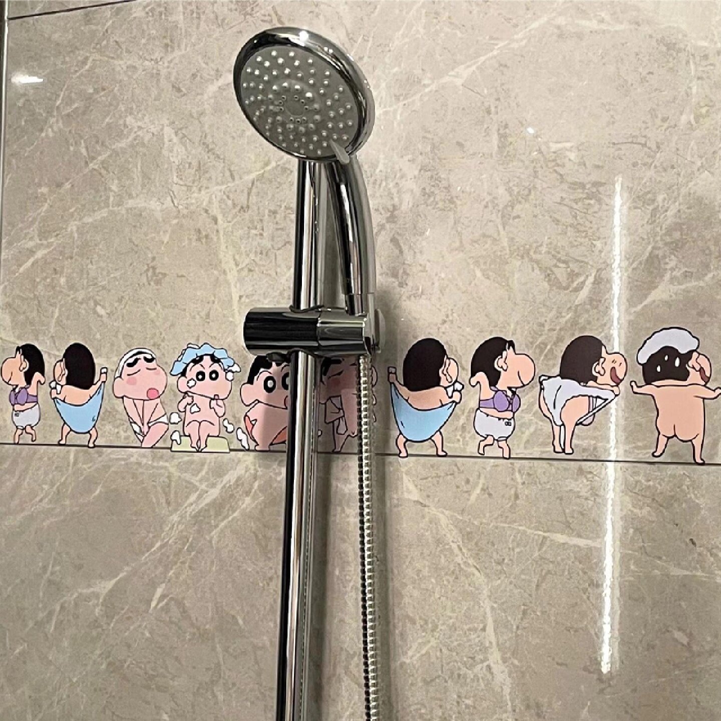 蜡笔小新浴室瓷砖墙贴纸淋浴洗漱间装饰治癒系防水玻璃门厕所马桶