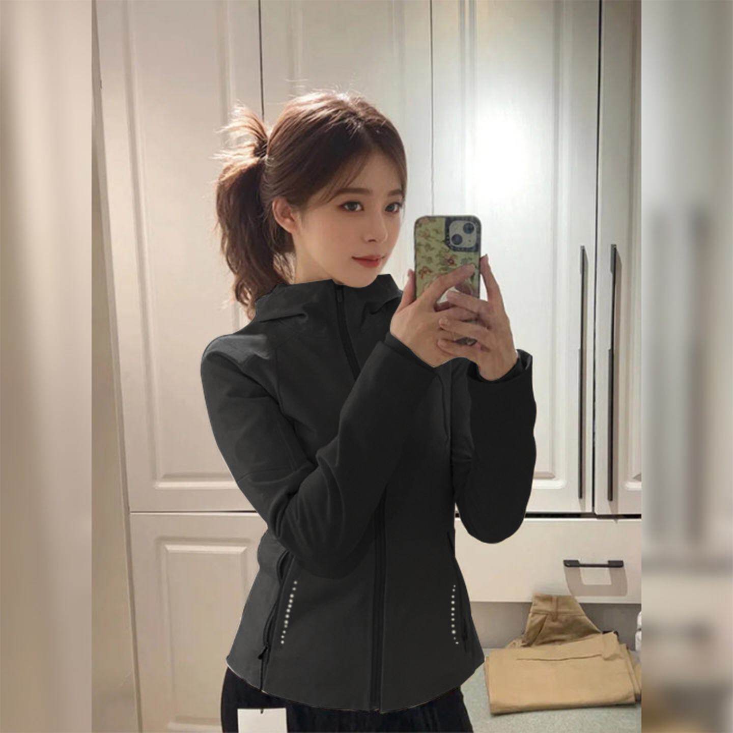 修身冲锋衣女款2025新款春秋冬季加绒黑色收腰外套软壳巨好看上衣