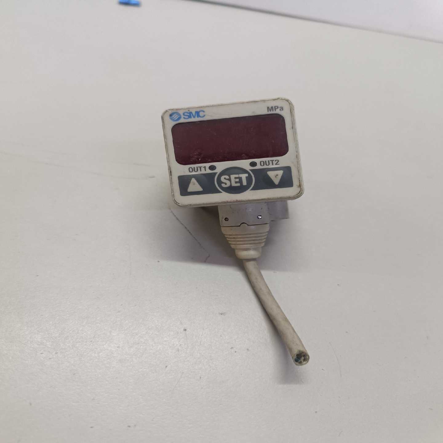 原装正品传感器E2EF-QX3D1全锈钢体M12需询价