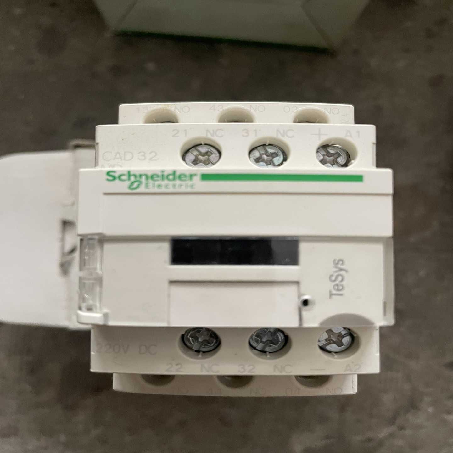 施耐德接触器CAD32，220VDC，TeSys系列，新的