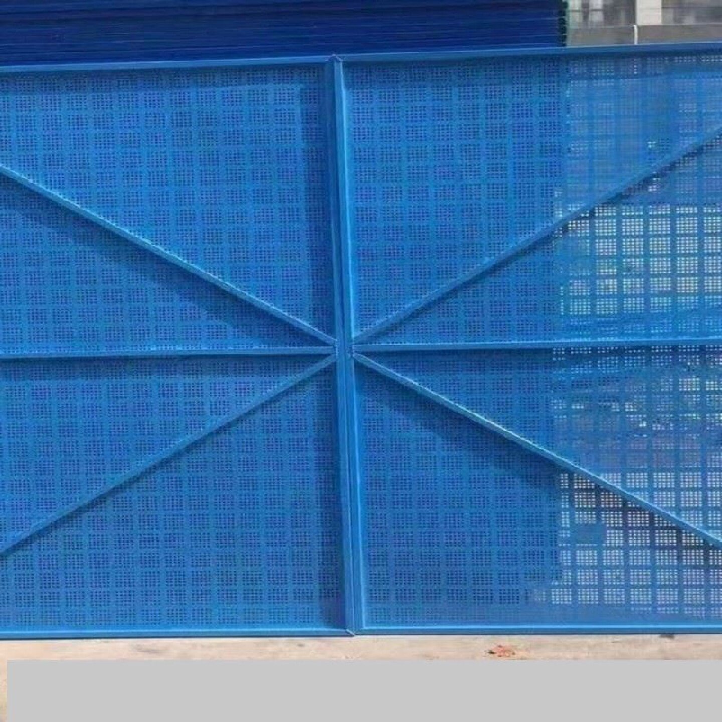 外架钢板网工地脚手架防护网片盘扣架铝制蓝色冲孔网片建筑爬架网图片