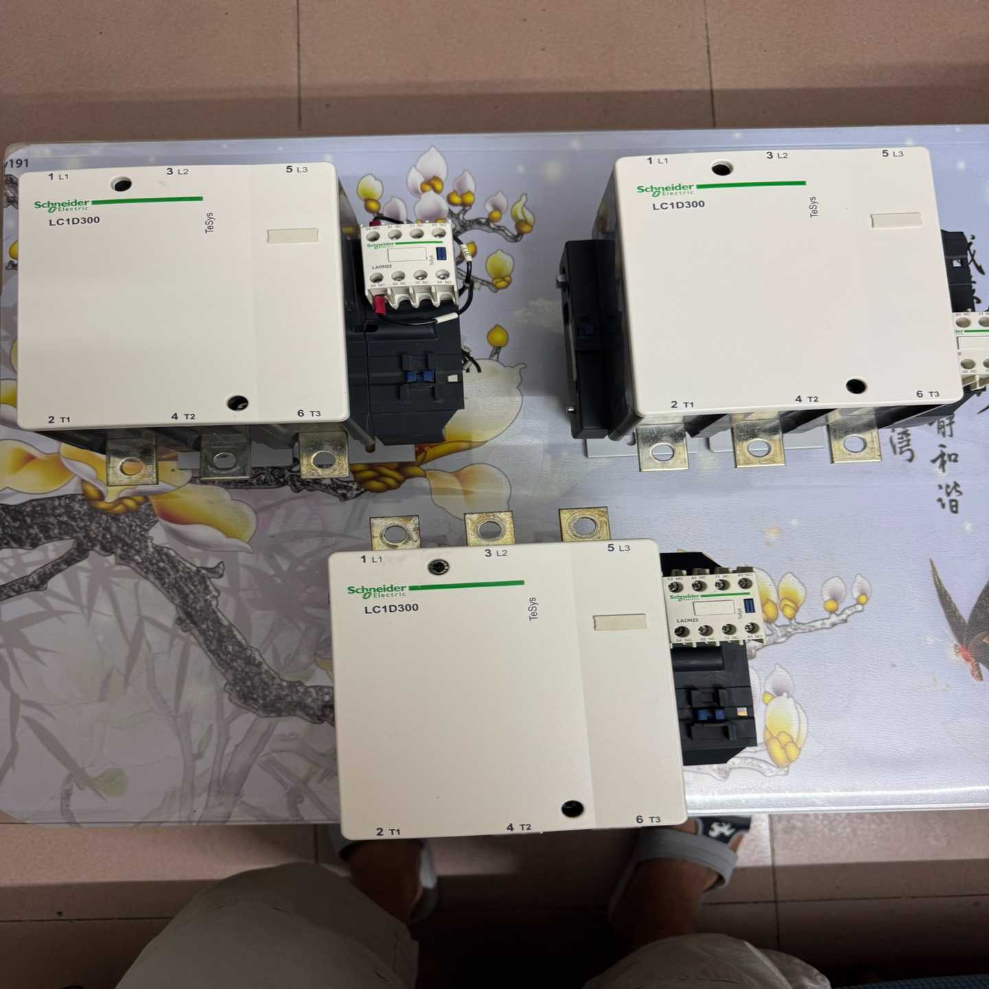 询价~施耐德TeSys交流接触器LC1D300，电压AC220V。