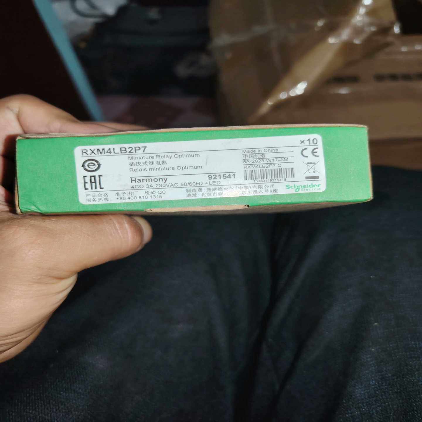 施耐德中间继电器6个，正泰继电器10个打包处理。都是全新型号--