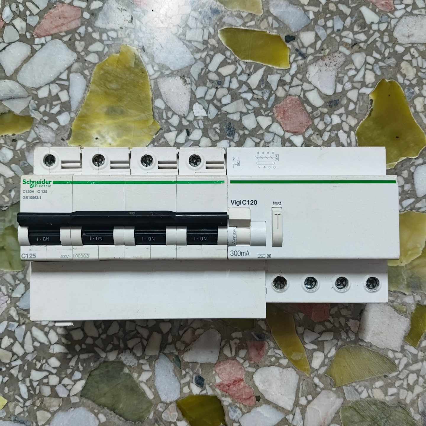 询价施耐德VigiC120漏电保护器，大功率4PC125A，