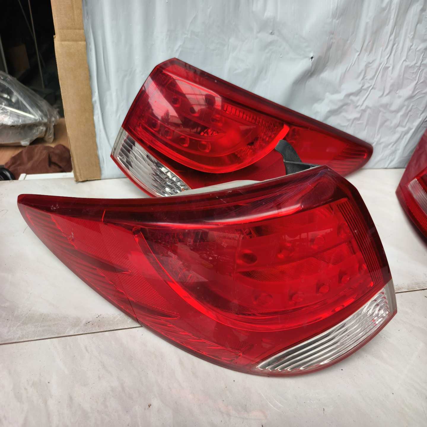 现代IX35外侧尾灯右总成.外壳完好无损，原车拆车件--议价商品