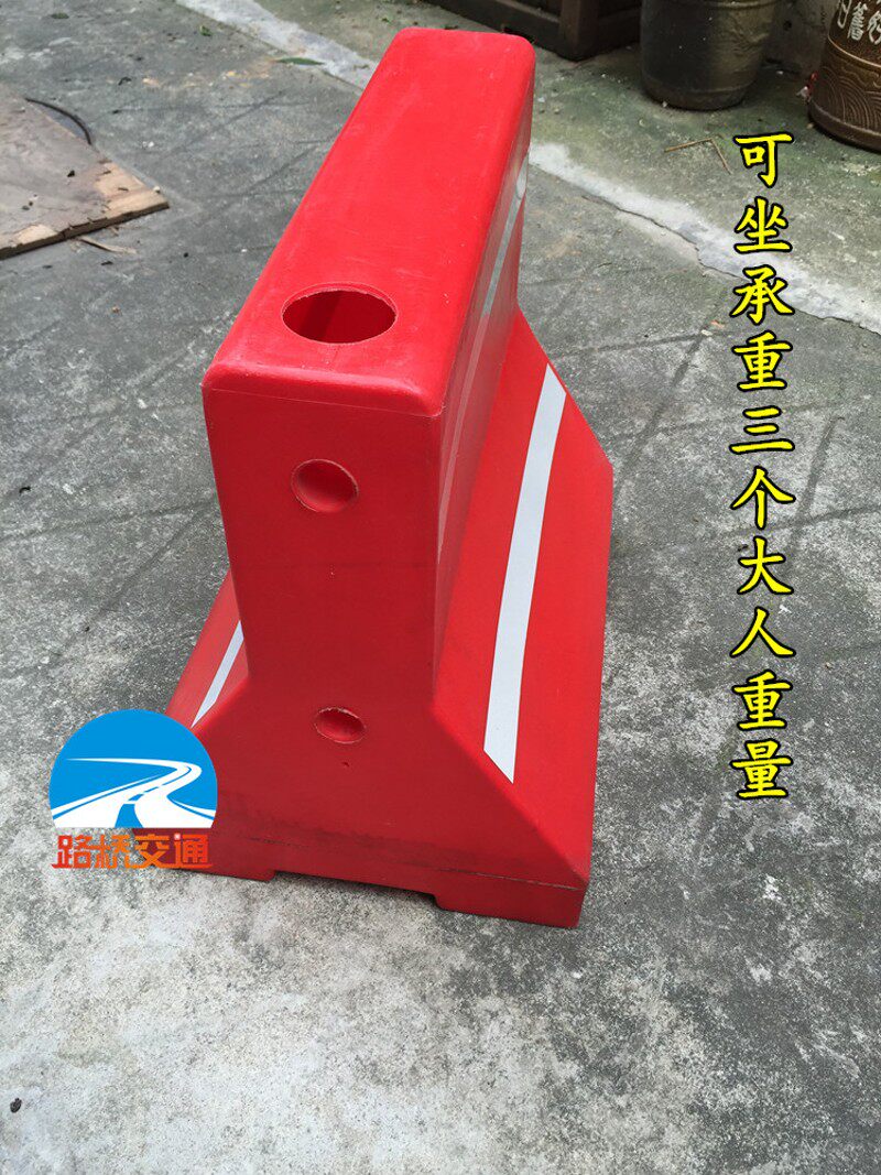 加厚护栏隔离墩 滚塑防撞桶塑料水马隔离墩道路防撞桶分流桶注水