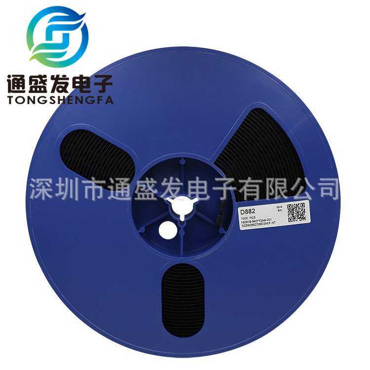 D882 SOT-89贴片三极管2SD882 功放三极管大芯片3A 30V NPN晶体管