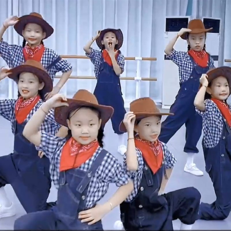 六一舞蹈服装牛仔很忙儿童演出服男女童牛仔背带裤小学生表演服装