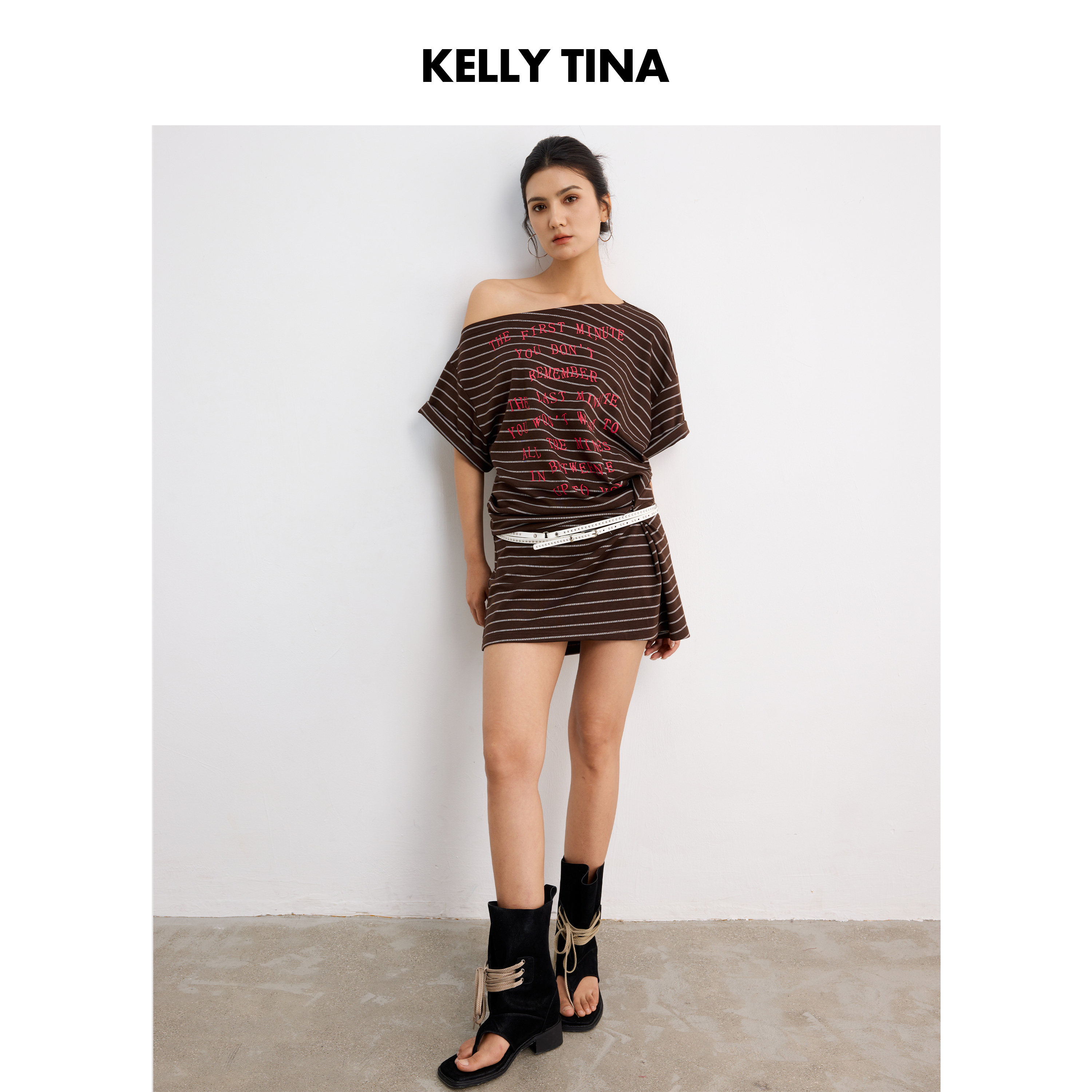 KELLY TINA 率性涂鸦露肩字母休闲风条纹裙2026夏季新款斜肩T恤裙