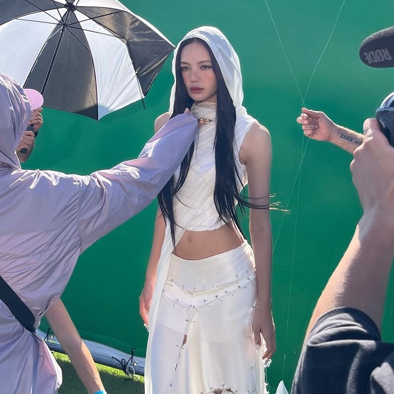 #Sisjuly# Lisa打歌服 薄雾废土风少女感斜肩镂空飘带连帽背心女