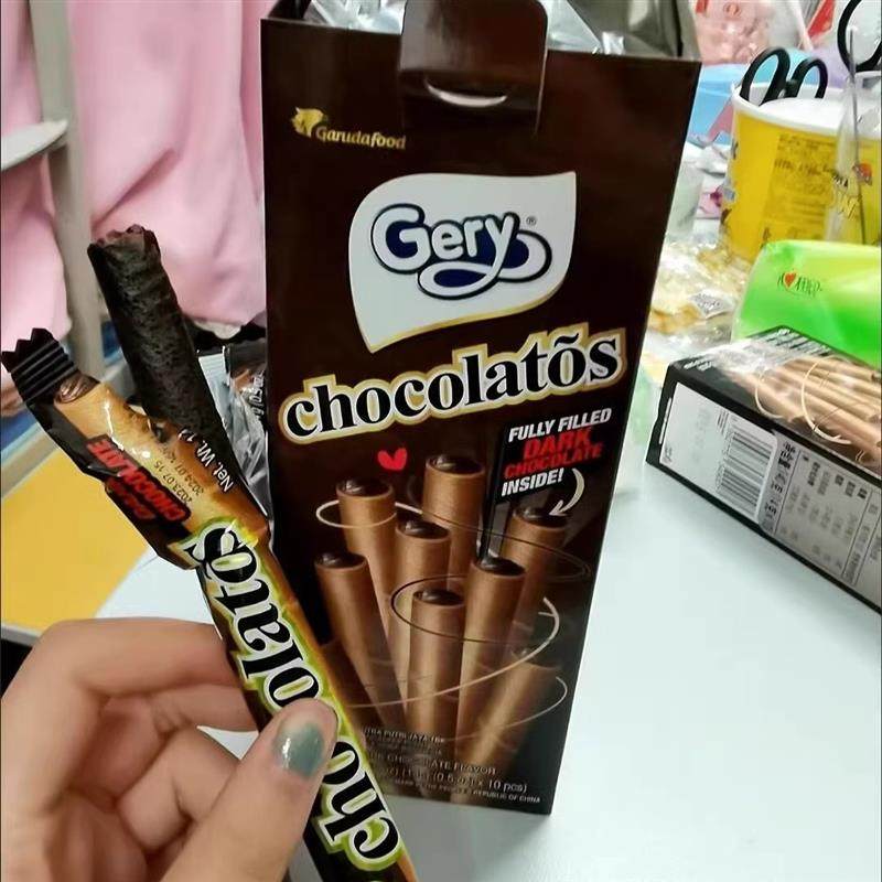 新货进口Gery芝莉黑巧克力夹心卷饼干印尼零食注心威化蛋卷小