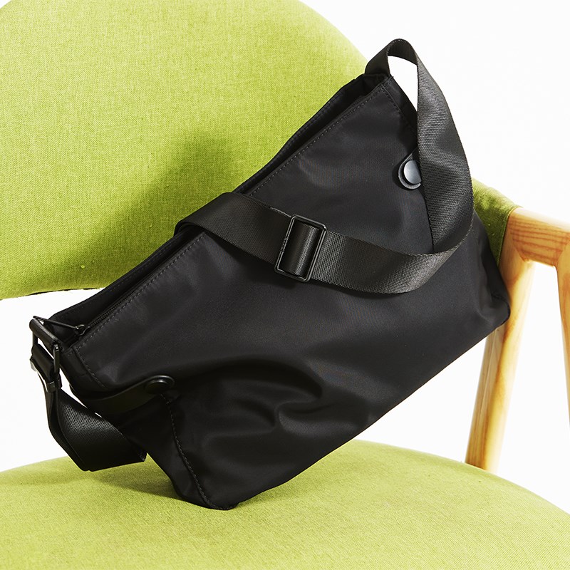 男士单肩包休闲韩版背包大容量轻便运动邮差包牛津包帆布斜挎包潮