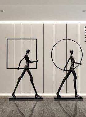 现代轻奢抽象人物摆件样板房间售楼处酒店大堂展厅大型落地雕塑