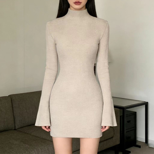 卡其色连衣裙秋冬新款配大衣内搭外穿喇叭袖包臀裙收腰显瘦高级感