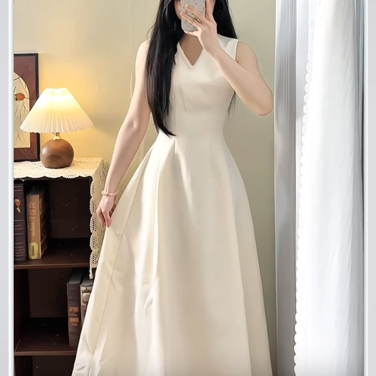 高智感白色V领连衣裙女夏2026赫本风收腰显瘦高级感无袖背心长裙