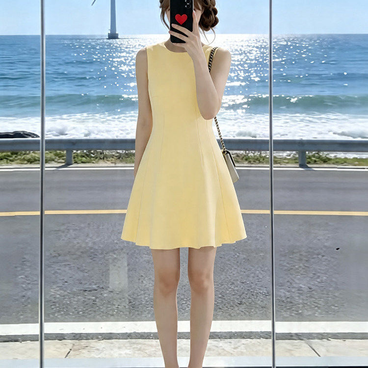黄色无袖背心连衣裙女2026款夏季法式收腰显瘦气质高级感礼服短裙