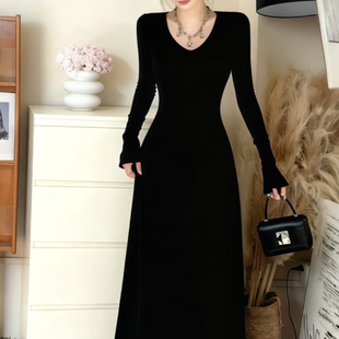 黑色长袖针织连衣裙2025秋冬款气质搭配大衣内搭外穿修身包臀长裙