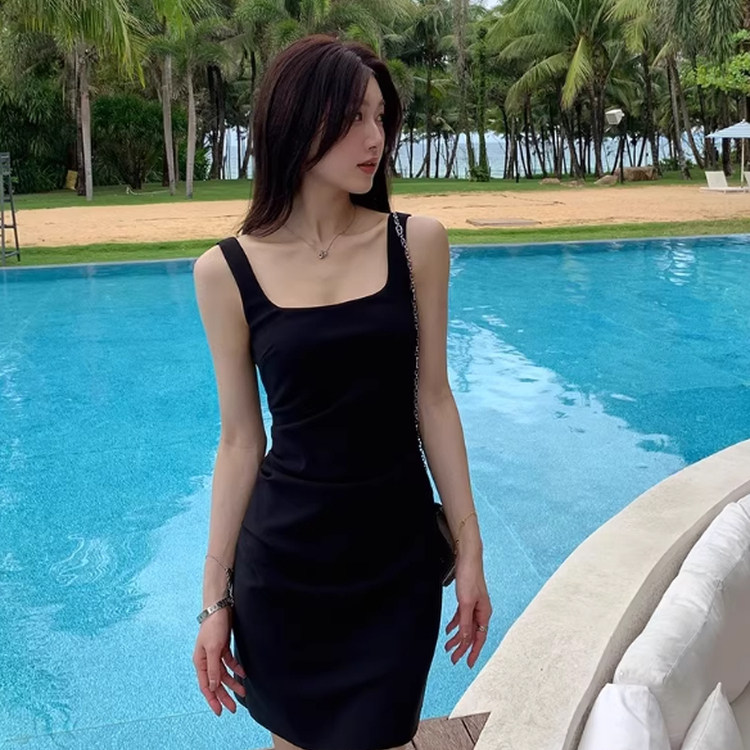 肯豆同款方领吊带收腰包臀连衣裙