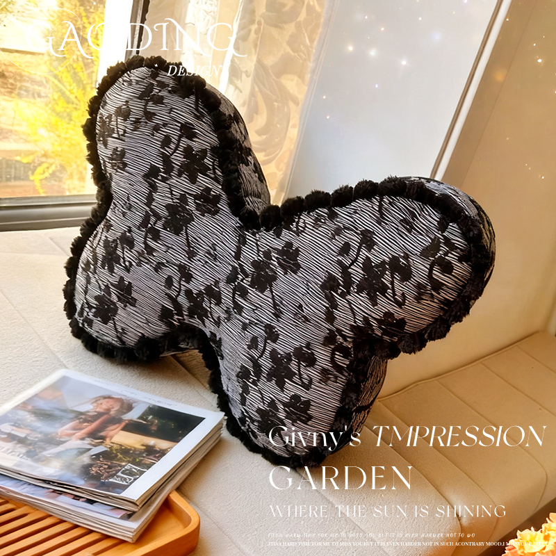 法式蝴蝶抱枕高级轻奢感玫瑰花公主专用女生沙发卧室客厅宿舍靠垫