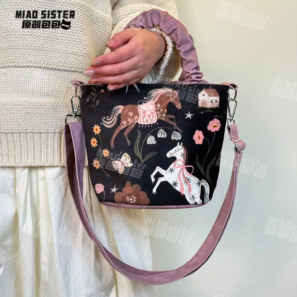 木马狂想曲新款氛围感百搭褶皱手提包水桶包可斜挎单肩妈咪包新B