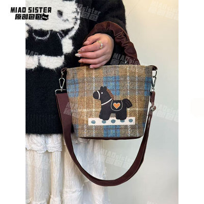 蓝黄格子小马可爱毛绒百搭褶皱手提包水桶包可斜挎单肩妈咪包新B