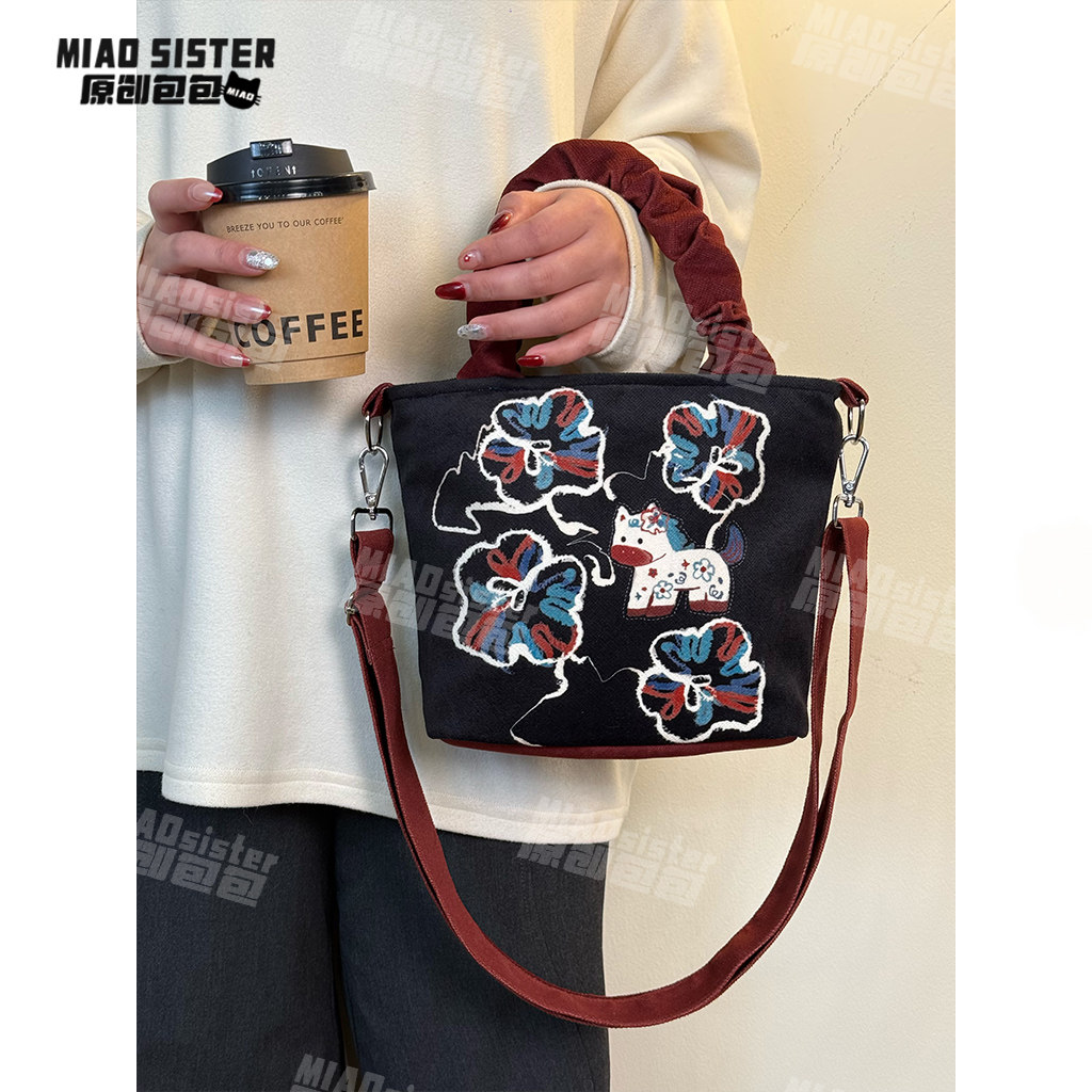 小马白山茶褶皱吉祥物新年百搭手提包水桶包可斜挎单肩妈咪包B