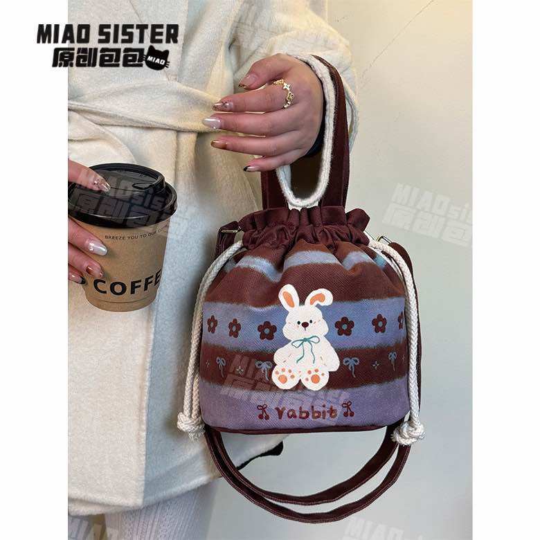 蓝莓兔兔秋冬可爱条纹撞色抽绳款可斜挎包便携百搭手提束口包新B,箱包皮具/热销女包/男包,水桶包,淘宝优惠券,粉丝福利购,淘宝优惠卷