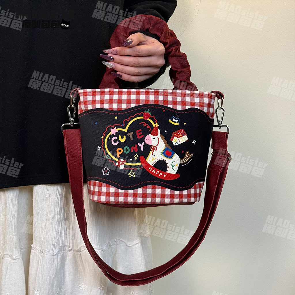 cute木马可爱格子百搭褶皱手提包时尚水桶包可斜挎单肩妈咪包新B
